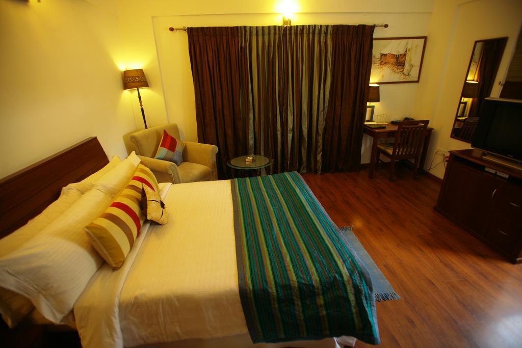 Hotel Justa Off Mg Road Bangalore Esterno foto